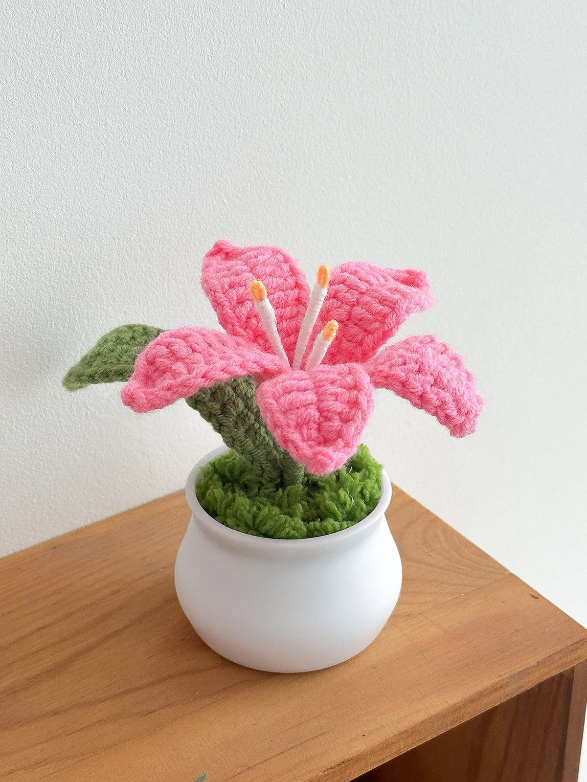 Hand-Knitted Lily Potted Plant Delicate Crochet Woven Flower Pot Mother's Day Gift Home Decor