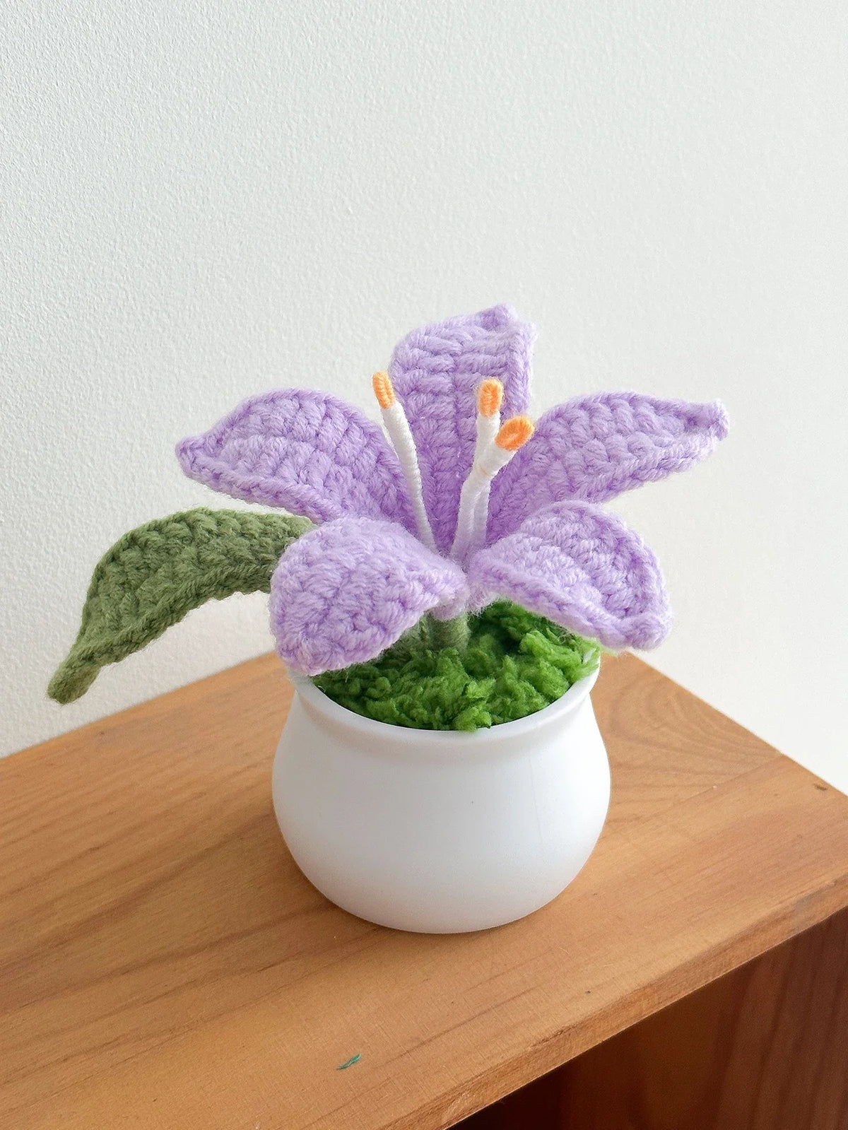Hand-Knitted Lily Potted Plant Delicate Crochet Woven Flower Pot Mother's Day Gift Home Decor