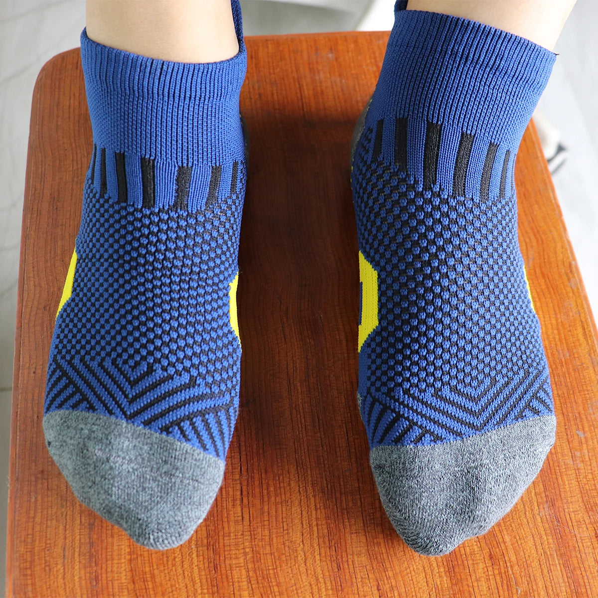 Non-Slip Sports Socks with Cushioned Bottom for Running & Basketball